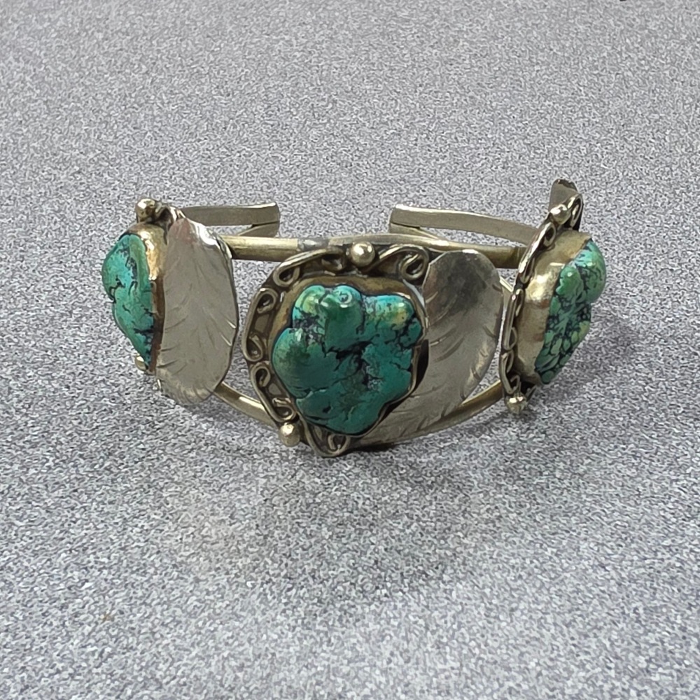 Vintage Navajo sterling silver and turquoise cuff bracelet 3 Stones Excellent
